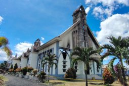 PT NHM Malut salurkan bantuan Rp10 miliar untuk bangun gereja di Halut terbakar
