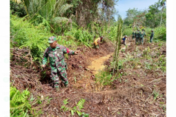 Satgas TMMD 110 Kodim 1206/PSB mengajak warga buat aliran parit