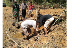Satgas TMMD Kodim 1206/PSB bantu warga bersihkan saluran air