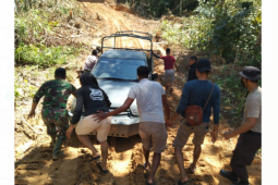 Bahu membahu anggota TMMD dan warga bantu dorong mobil amblas