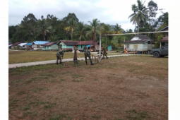 Personel Satgas TMMD bantu warga bersihkan lapangan voli