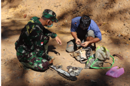 Peka terhadap sekelilingnya, anggota  TMMD bantu kesulitan warga