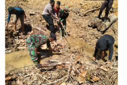 Satgas TMMD Kodim 1206/PSB bersama masyarakat bersihkan gorong-gorong