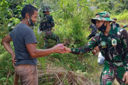 Segelas air kelapa muda suguhan TNI ke seorang warga Beringin