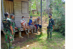 Anggota Satgas TMMD dan warga bercengkerama di lokasi sasaran fisik