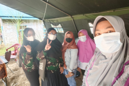 Semangat Ibu-ibu berpartisipasi dalam TMMD Ke 110 Kodim 1206/PSB