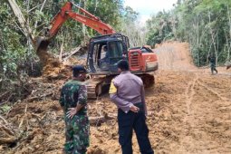 Anggota TMMD, Danramil bersama Babinkatimas Melakukan pegecekan alat berat
