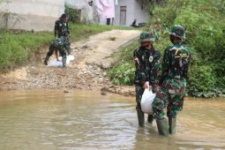 Satgas TMMD berinisiatif timbun jalan desa yang berlubang