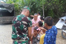 Satgas TMMD berbagi jajan dengan anak-anak