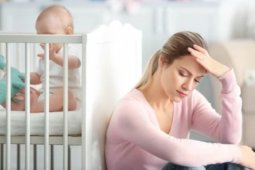 Penurunan hormon usai melahirkan dapat menyebabkan "post partum blues"