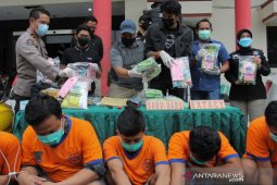 Polrestabes Surabaya ungkap keterlibatan oknum anggotanya "bekingi" peredaran narkoba