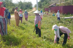 Tak Mau Kalah dari Prajurit, Ibu-Ibu Aktif di TMMD ke 110 Kodim 1206/PSB
