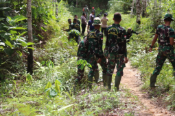 Satgas TMMD Kodim 1206/PSB membersihkan jalan tempat Wisata