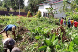 Anggota Satgas TMMD Kodim 1206/PSB bersama masyarakat membuat parit kecil