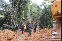 TNI dan Warga di lokasi TMMD Pengkadan terlihat kompak