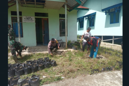 Satgas  TMMD 110 Kodim 1206/PSB peduli kebersihan di Posyandu