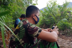 Anggota Satgas TMMD harus mencari sinyal hingga ke atas bukit