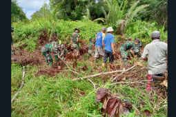 Anggota Satgas dan warga bersih-bersih lingkungan