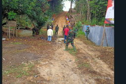 Satgas TMMD-110 Kodim 1206/PSB bantu warga timbun jalan berlubang