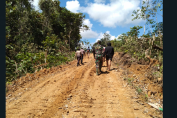 Satgas TMMD Kodim 1206/PSB bergotong royong dengan semangat