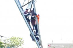 Dua jam di atas tower SUTET, warga Aceh Barat akhirnya turun sendiri. Ini sebabnya