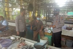 Cegah penularan COVID-19, Polres Bangka Barat bagikan masker