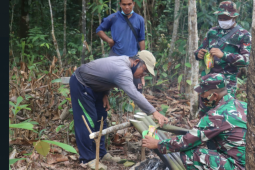 Warga beri perhatian kepada anggota TMMD yang sedang bekerja