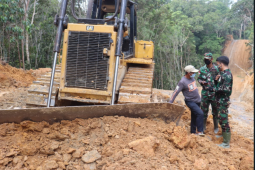 Operator alat berat senang bisa jadi bagian pelaksana TMMD ke-110 Kodim 1206/PSB