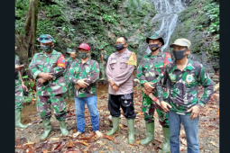 Personel TMMD gelar karya bhakti bersihkan tempat wisata Air Terjun Gurung Rusa