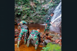 Warga dan Satgas TMMD Putussibau bersikan Mutiara Bukit Zimat Sakti