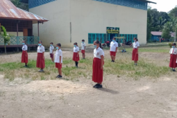 Kagum dengan anggota TMMD 110  Putussibau, pelajar SD belajar PBB