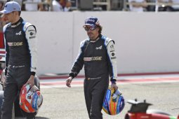 Alonso membalap dengan pelat titanium terpasang di rahang
