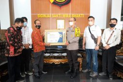 Kapolda Jambi menerima PWI Award 2021