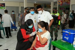 Sekitar 150 pedagang di Pasar Tulangan Sidoarjo disuntik vaksin COVID-19