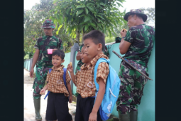Anggota TMMD Kodim 1206/PSB, terus jalin kedekatan dengan anak-anak