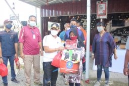 Bupati Bangka salurkan 60 paket sembako