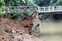 Jembatan antarkecamatan di Magetan rusak tergerus arus sungai