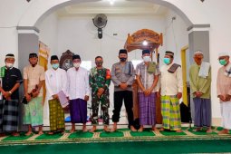 Sosialisasikan Kampung Sehat Jilid II, Kapolsub Sektor Kota Sumbawa gelar silaturahmi melalui Jumat Keliling