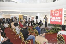 Polda Kalsel edukasi vaksinasi pekerja dan pengunjung mal