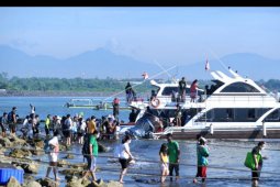 Penyeberangan Sanur-Nusa Penida ramai