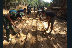 Satgas TMMD Kodim 1206/PSB padatkan jalan guna lancarkan akses warga