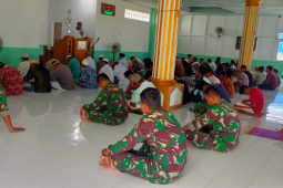 Anggota Satgas TMMD dan warga laksanakan ibadah salat Jumat