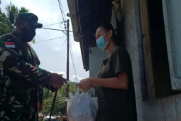 Satgas TMMD  Kodim 1206/PSB bagikan sembako untuk warga