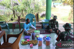 Anggota TMMD ke 110 Kodim 1206/PSB silaturahmi dengan perangkat desa