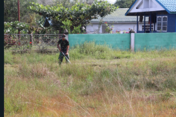 Personil TMMD bantu warga potong rumput menggunakan mesin