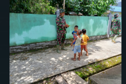 Praka Zulfiqor Anggota TMMD semakin dekat dengan anak- anak