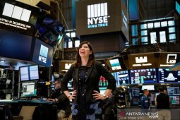 Data ekonomi kuat angkat Wall Street, Dow dan S&P meraih rekor tertinggi
