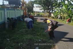 Sosialisasikan Lomba Kampung Sehat 2, Bhabinkamtibmas bersama pemerintah desa kerja bhakti
