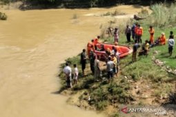 Tim gabungan cari warga  terseret arus sungai