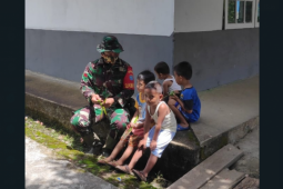 Mengisi waktu luang Satgas TMMD ajarkan anak menganyam ketupat